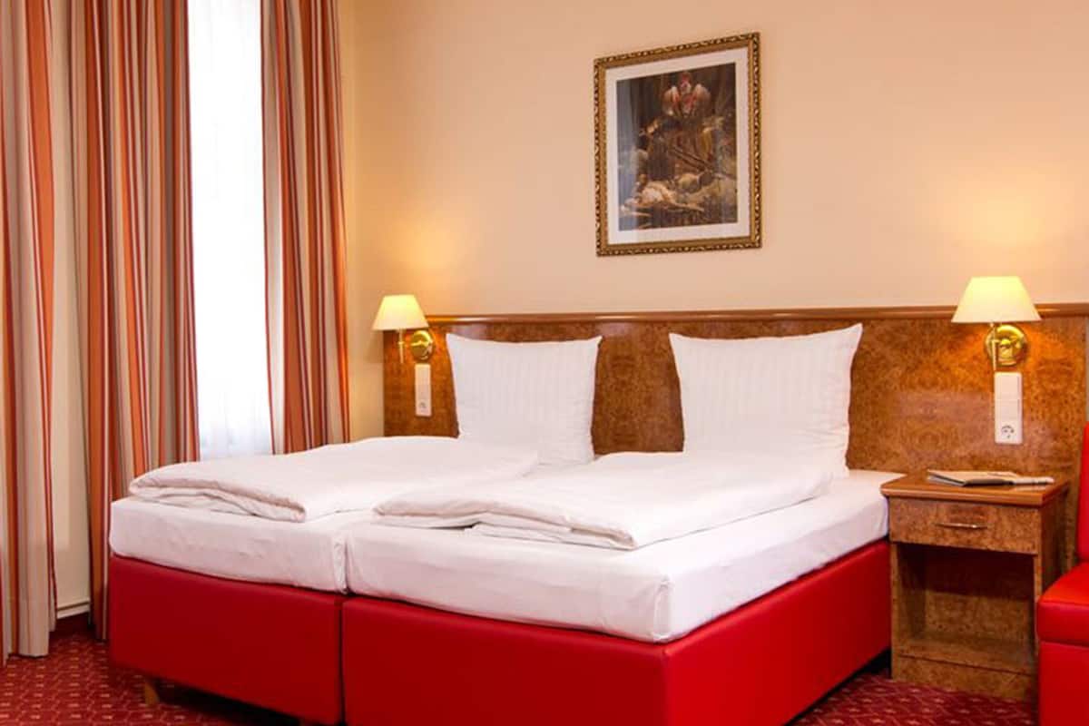 Hypo-allergenic bedding, in-room safe, desk, free WiFi