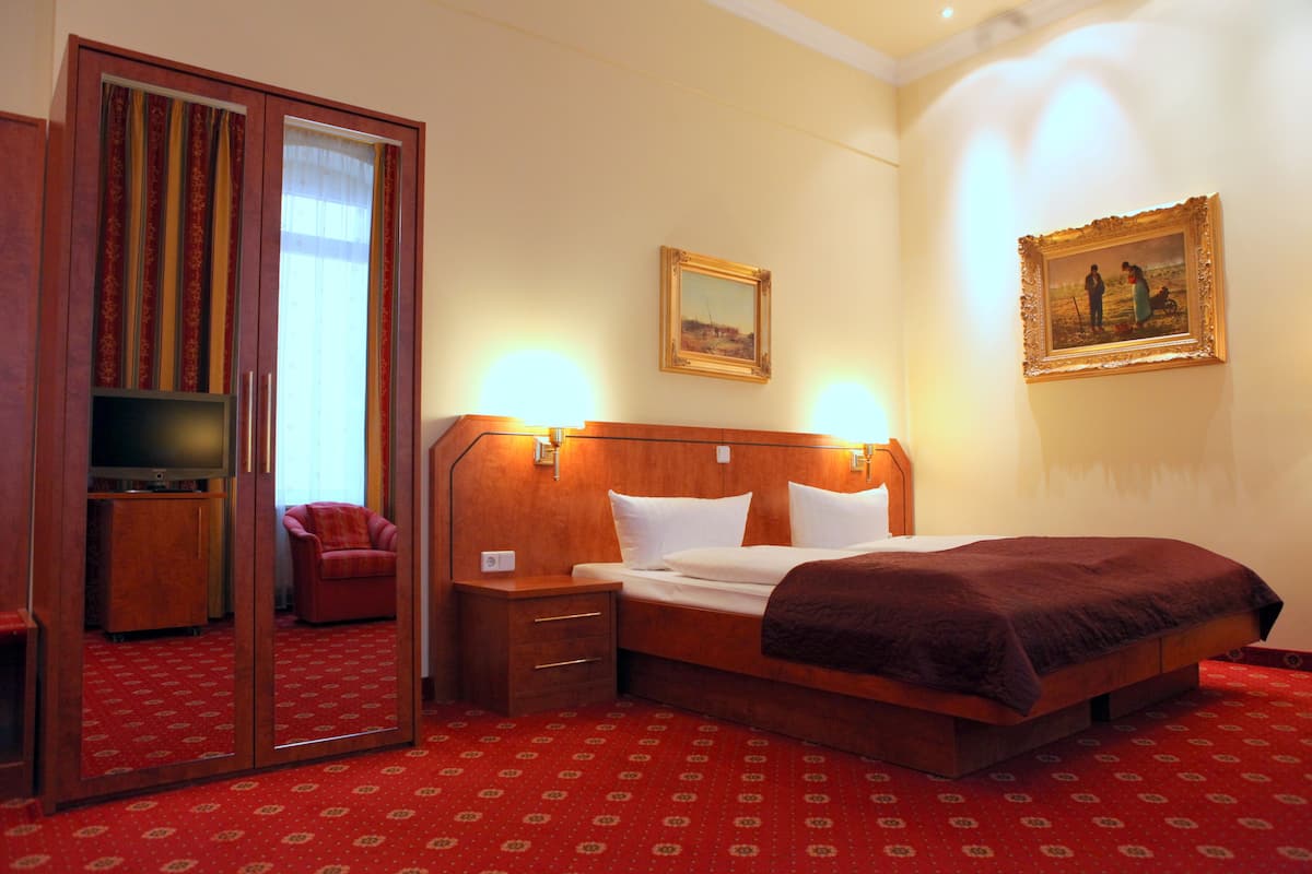 Hypo-allergenic bedding, in-room safe, desk, free WiFi