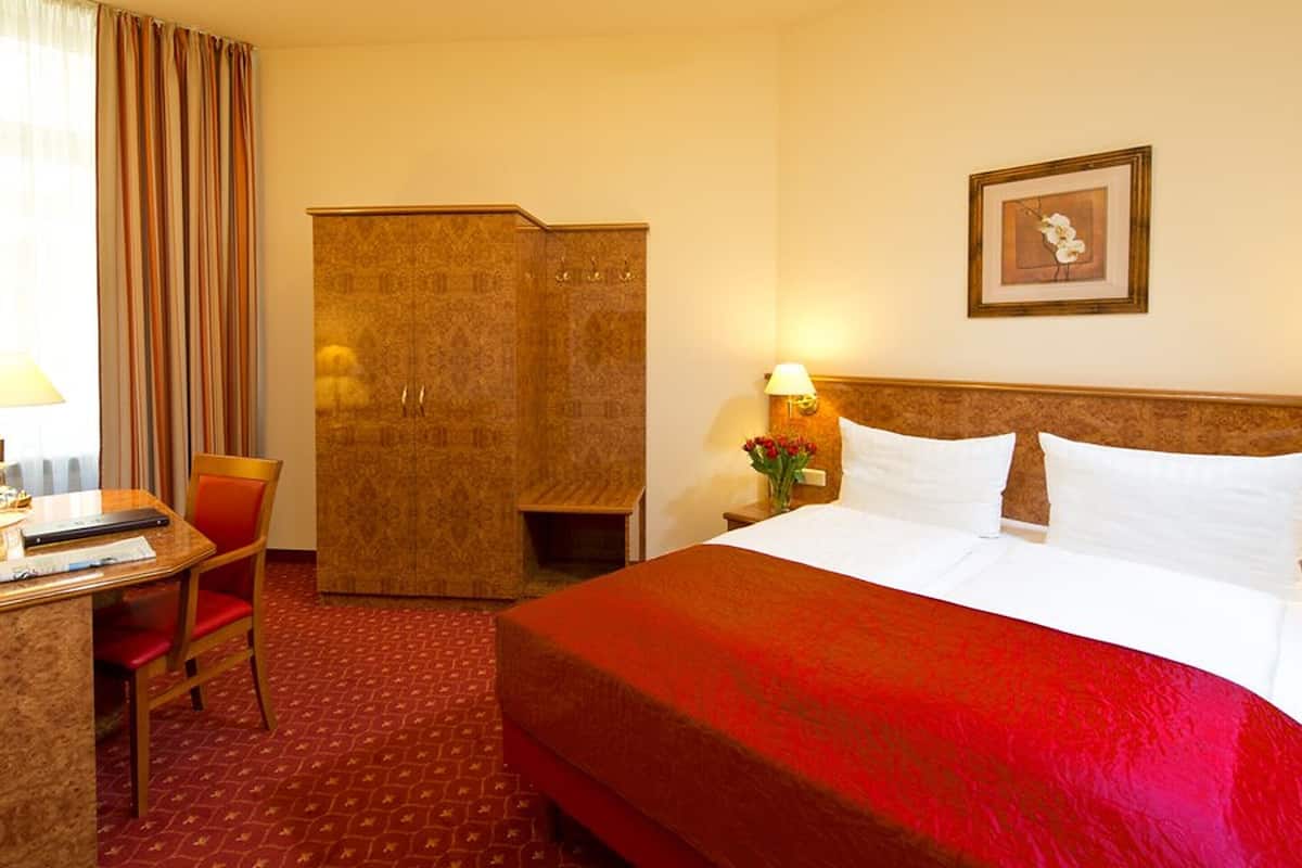 Hypo-allergenic bedding, in-room safe, desk, free WiFi