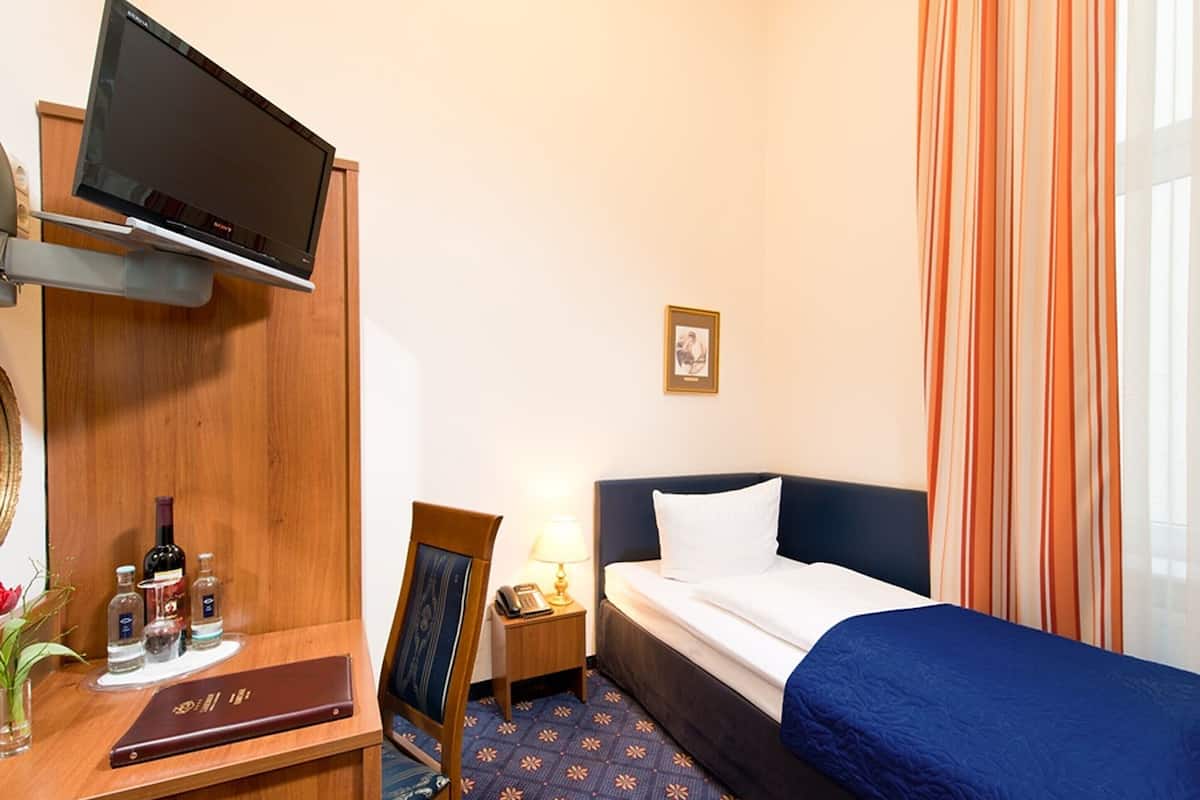 Economy Single Room | Hypo-allergenic bedding, in-room safe, desk, free WiFi
