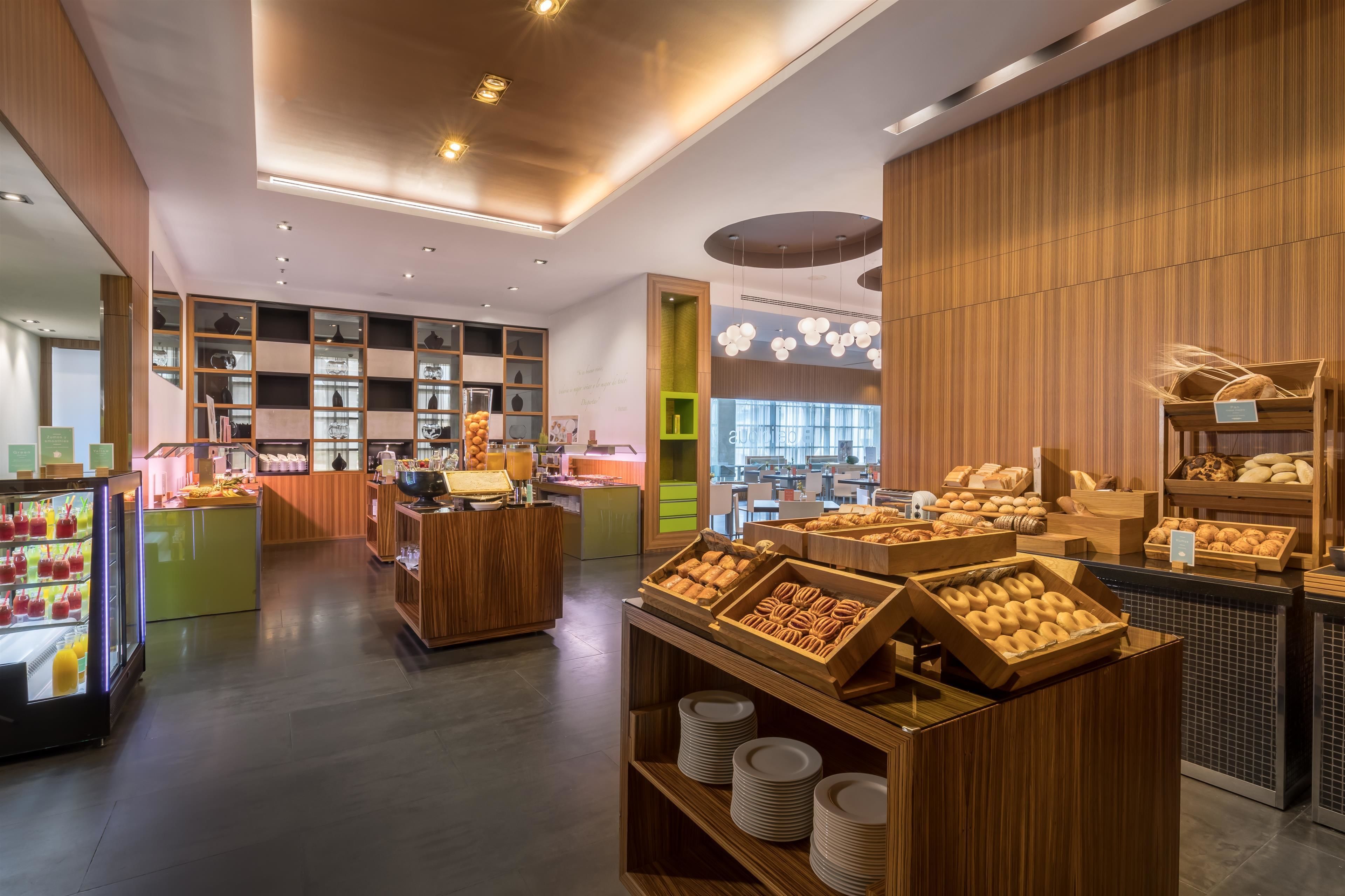 每日供應自助早餐 (費用另計)