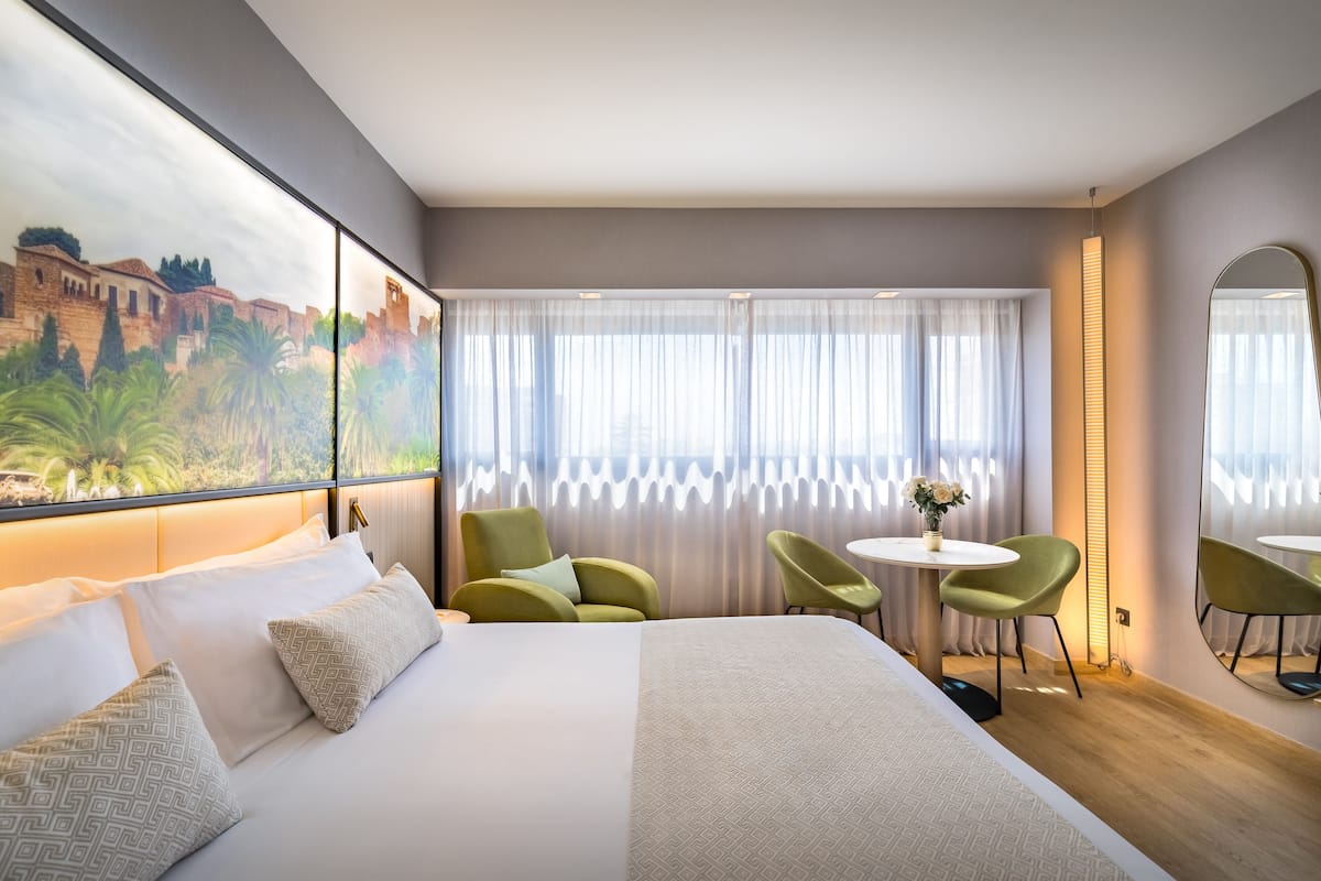 Minibar, caja de seguridad en la habitación y escritorio