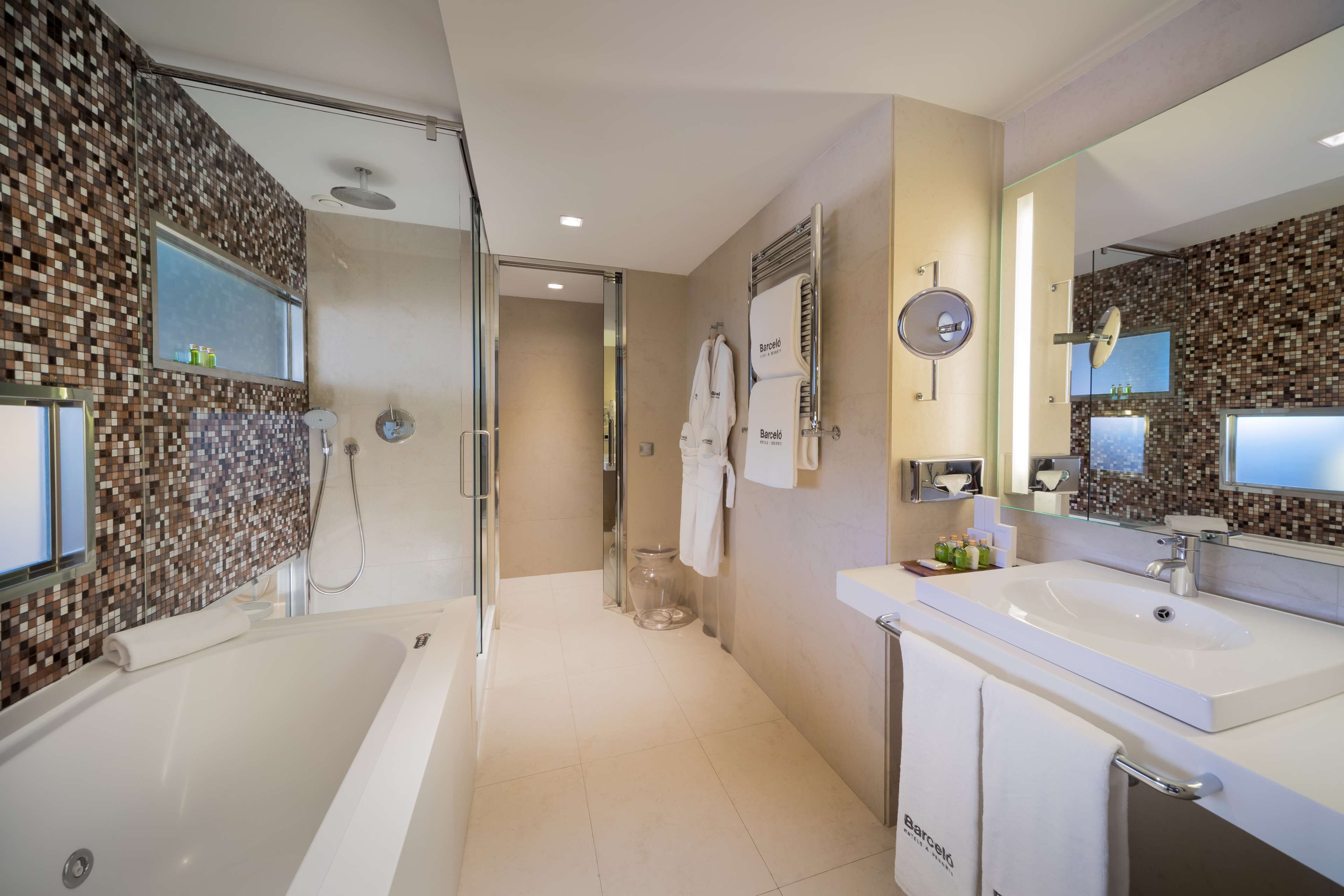 ミニバー、セーフティボックス (室内)、デスク、ノートパソコン 用作業スペース