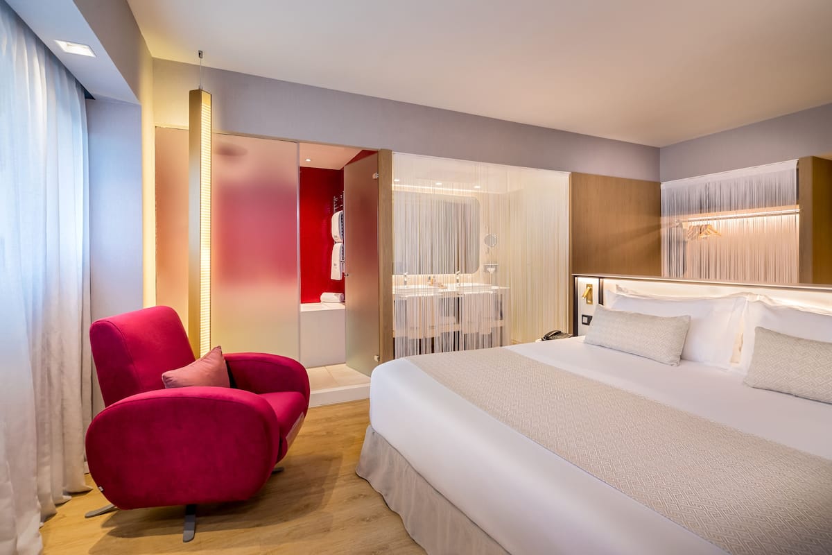 Minibar, caja de seguridad en la habitación y escritorio