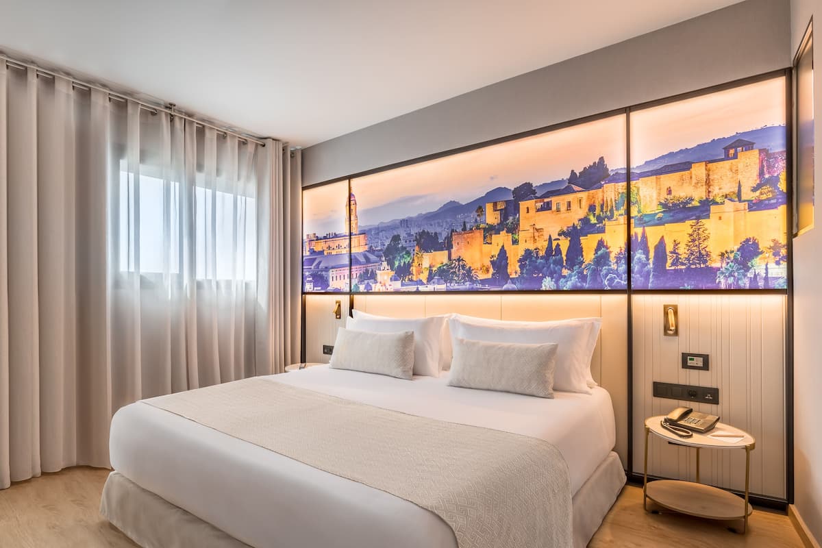 Minibar, caja de seguridad en la habitación y escritorio