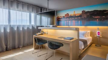 Minibar, coffres-forts dans les chambres, bureau