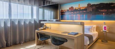 Minibar, coffres-forts dans les chambres, bureau