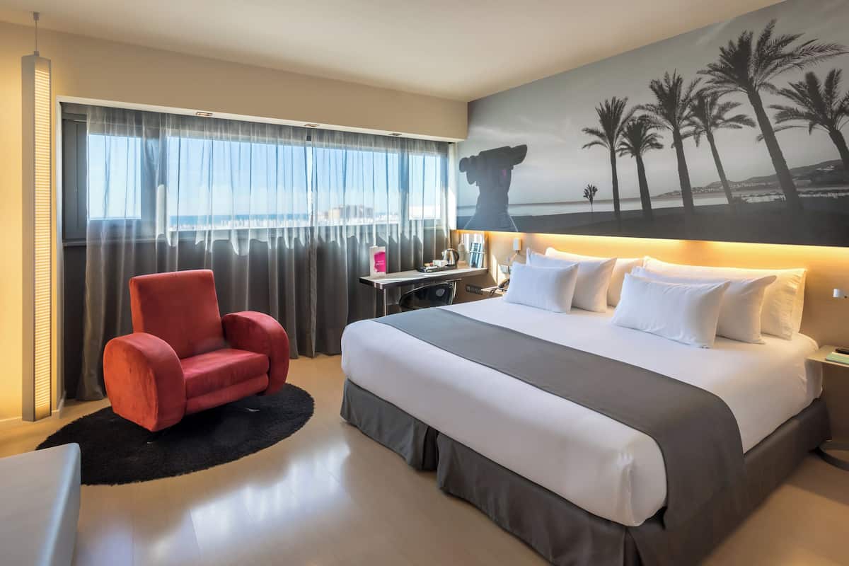 Minibar, caja de seguridad en la habitación y escritorio