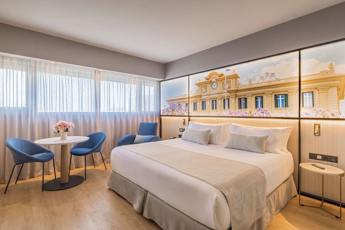 高級客房 (Premium, with extra bed 2+1) | 迷你吧、客房內保險箱、書桌、筆電工作空間