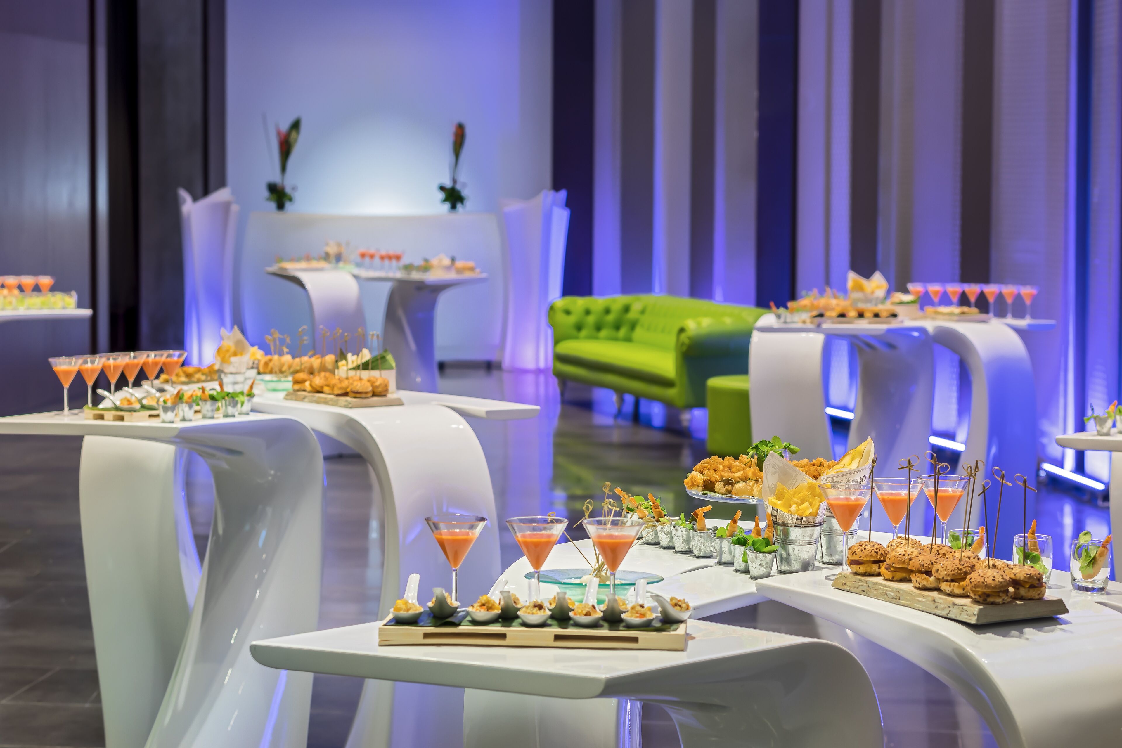 Una barra de buffet con diversos alimentos y bebidas.