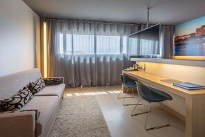 迷你吧、房內夾萬、書桌、手提電腦工作空間