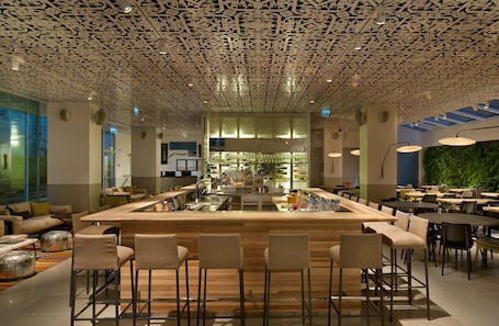 Café da manhã, almoço e jantar; culinária mediterrânea . Mendeli Street Hotel By Prima Hotels - 18 years old plus