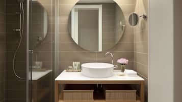 Een regendouche, designer toiletartikelen, een haardroger, handdoeken