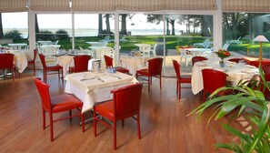 Déjeuner servi sur place, spécialités Cuisine régionale, vue sur la mer 