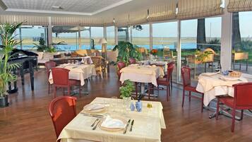 Déjeuner servi sur place, spécialités Cuisine régionale, vue sur la mer