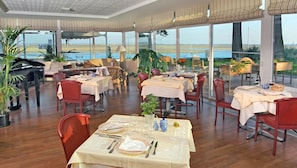 Lunch, dinner served; Regional cuisine, sea views