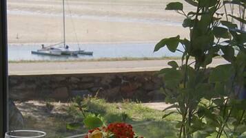 Lunch, dinner served; Regional cuisine, sea views