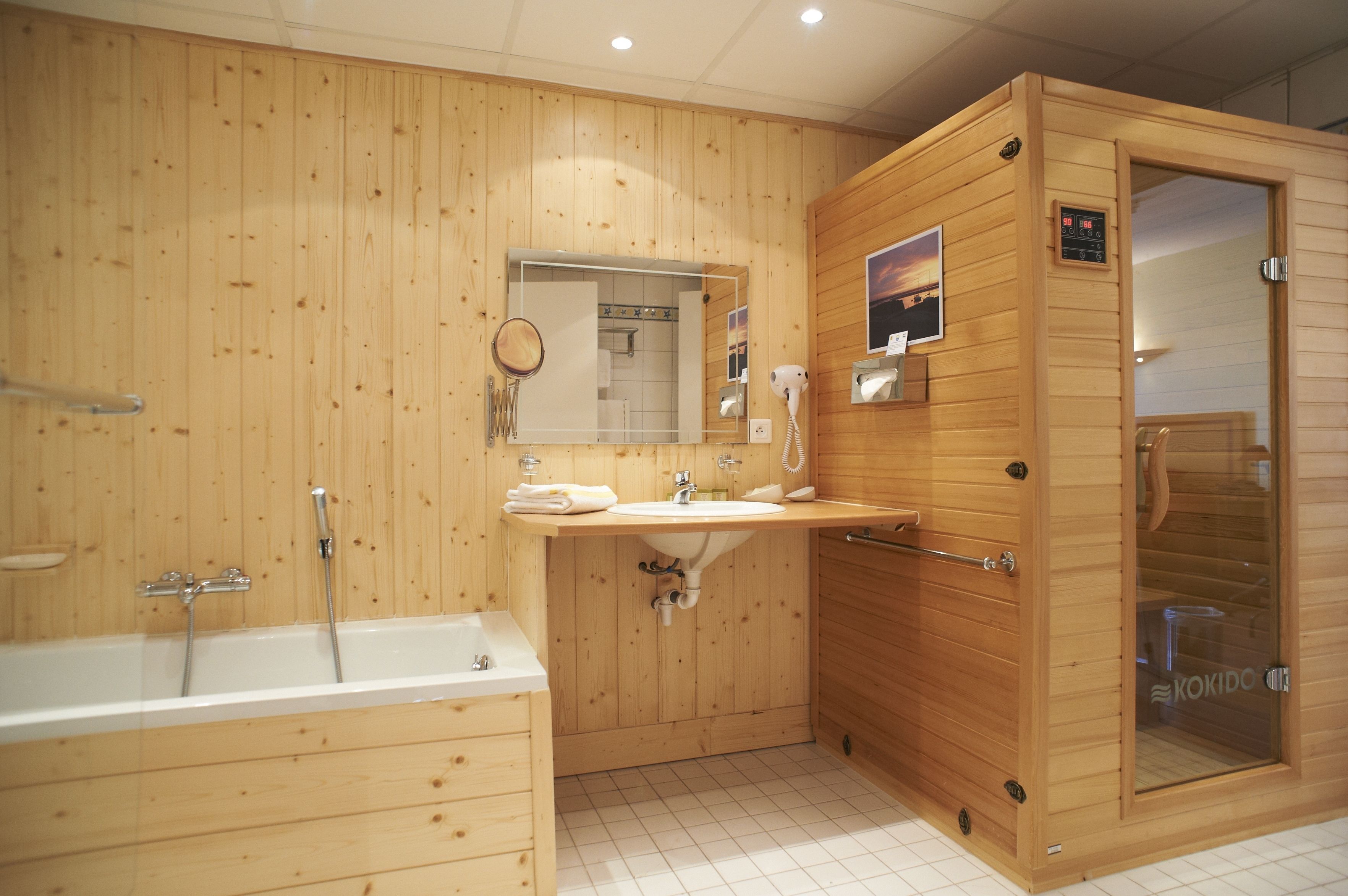 suite, sauna | bathroom | shower, free toiletries, hair dryer, towels