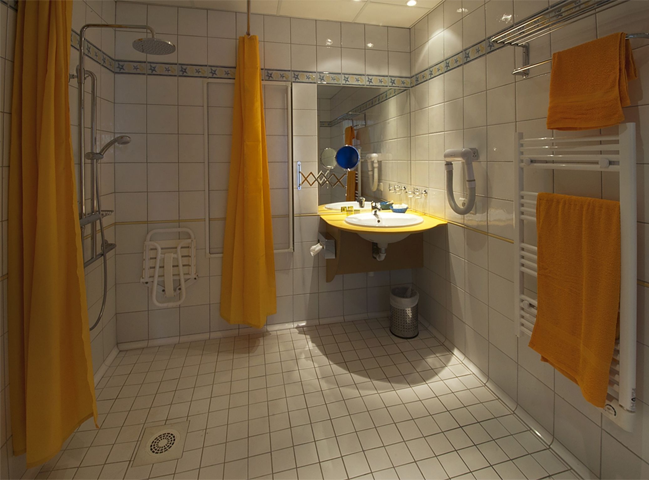 standard double or twin room, sea view | bathroom | shower, free toiletries, hair dryer, towels