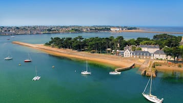 Playa en los alrededores y playa de arena blanca