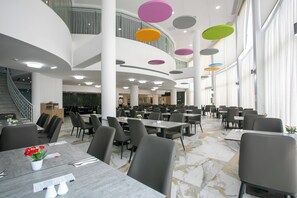 2 nhà hàng, phục vụ bữa sáng, bữa trưa, món ăn mang phong cách quốc tế 