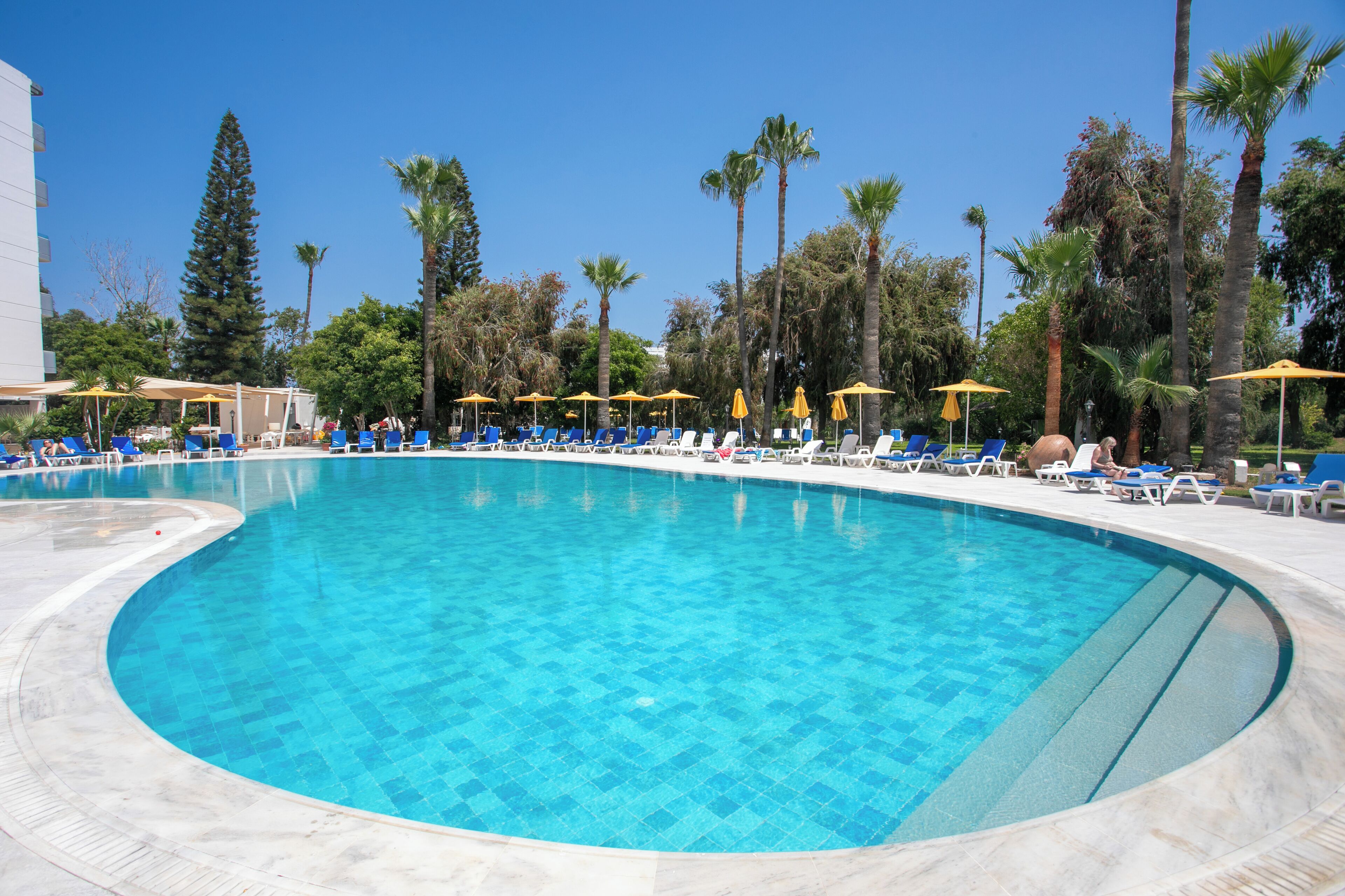 2 utendørsbassenger, bassengparasoller og solsenger