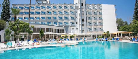 2 piscinas al aire libre, sombrillas, sillones reclinables de piscina