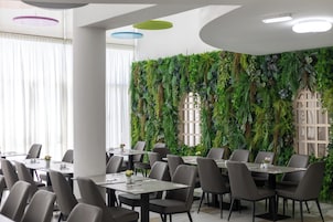 2 restaurants, breakfast, lunch, dinner served; international cuisine