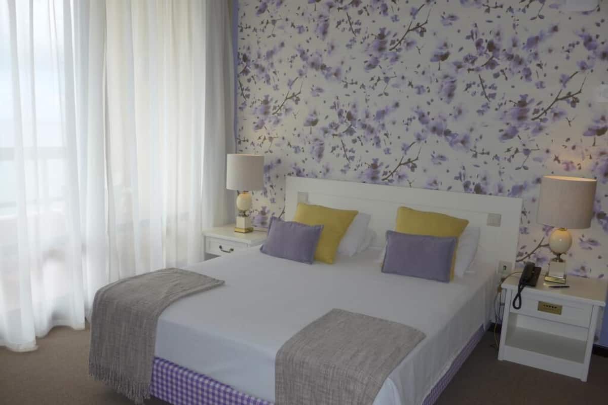 Minibar, blackout drapes, WiFi (free), bed sheets