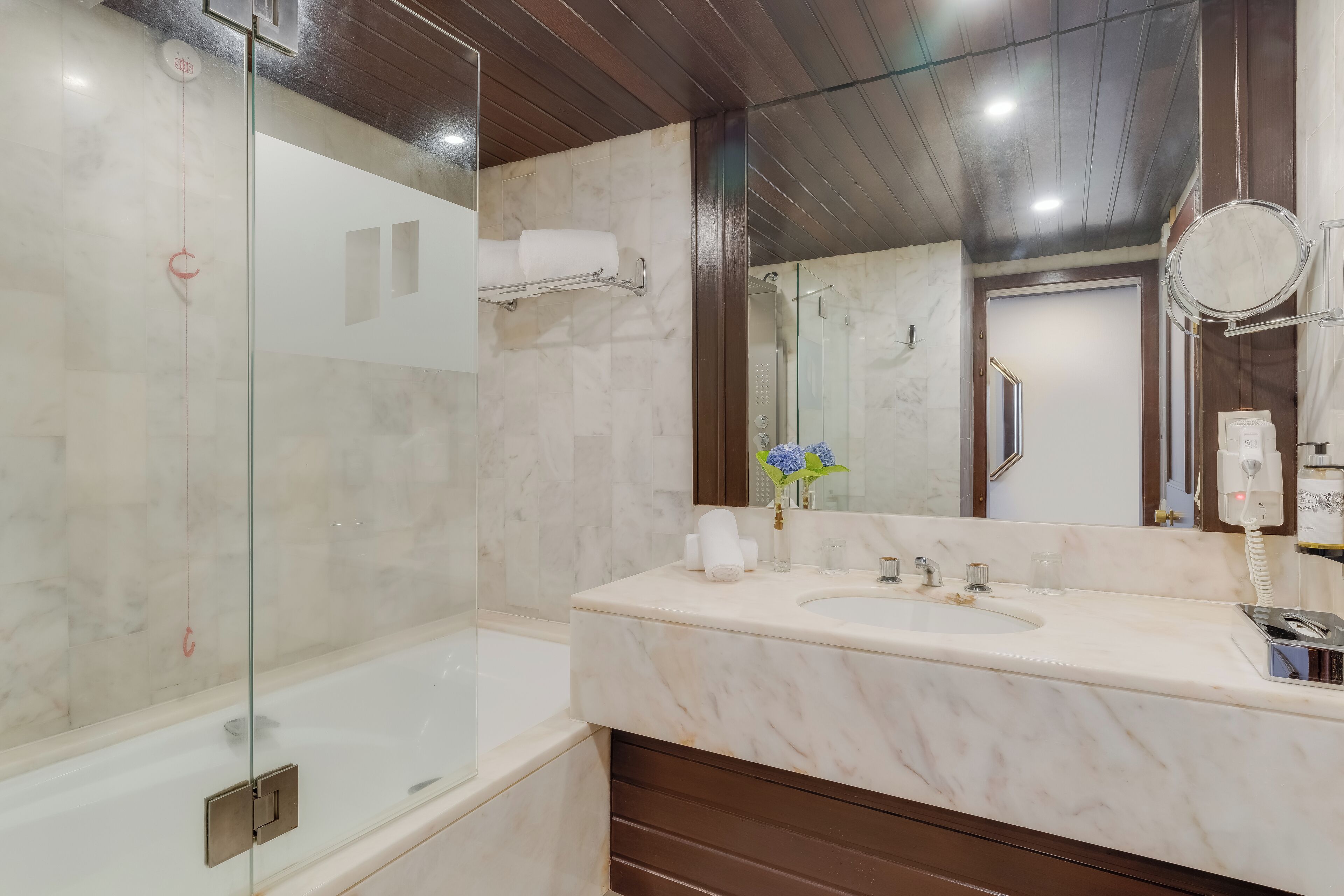 double room, sea view | bathroom | deep-soaking bathtub, free toiletries, hair dryer, towels