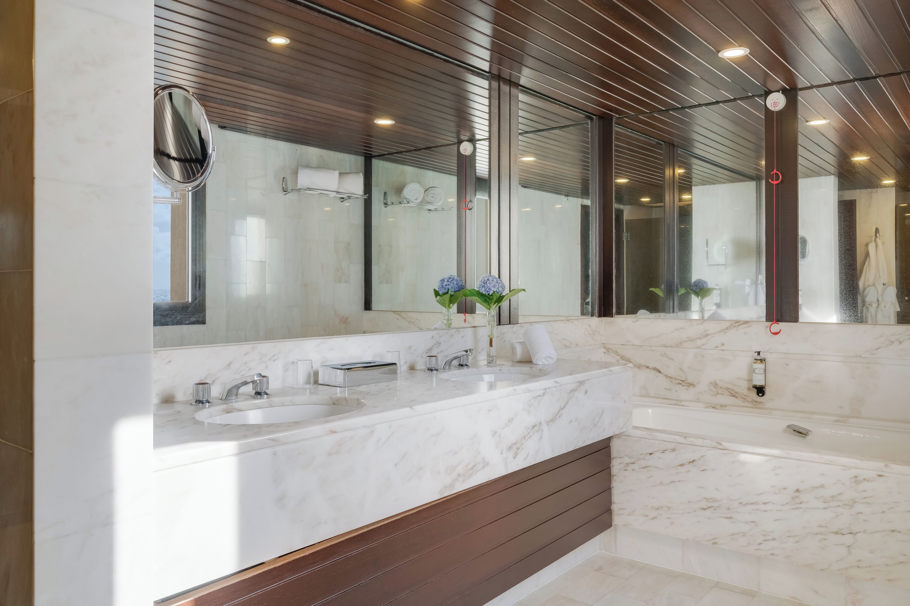 suite, 1 queen bed, sea view | bathroom | deep-soaking bathtub, free toiletries, hair dryer, towels