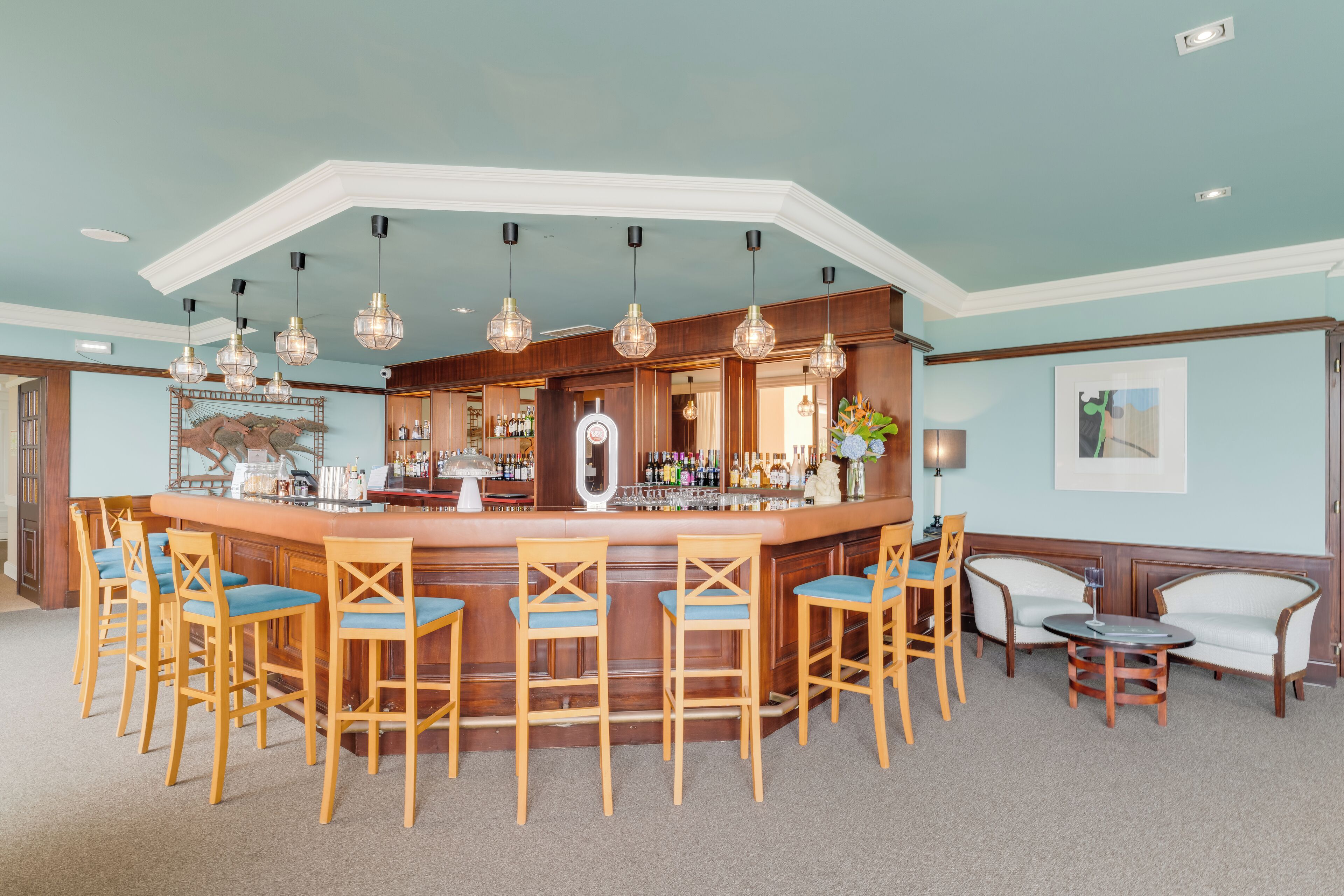 2 bars/lounges, poolside bar