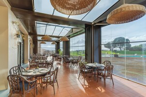 2 间餐厅，供应早餐、午餐和晚餐