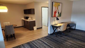 Studio Suite, 1 King Bed, Non Smoking | Premium bedding, desk, laptop workspace, iron/ironing board