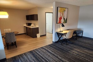 Studio Suite, 1 King Bed, Non Smoking | Premium bedding, desk, laptop workspace, iron/ironing board - La Quinta Inn & Suites by Wyndham Warner Robins - Robins AFB (Warner Robins)