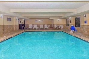 Indoor pool - La Quinta Inn & Suites by Wyndham Warner Robins - Robins AFB (Warner Robins)