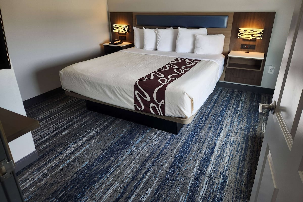 Suite, 1 cama King size, para no fumadores (1 Bedroom) | Ropa de cama de alta calidad y escritorio