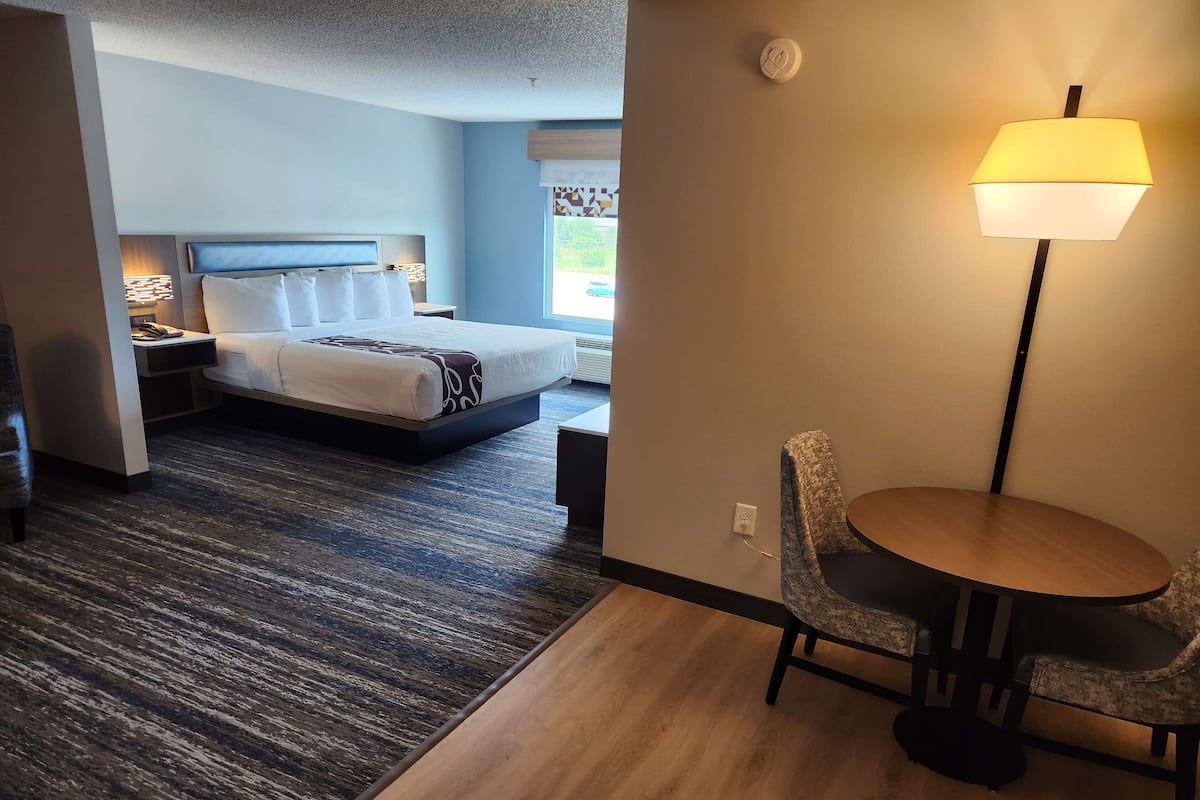 Suite estudio, 1 cama King size, para no fumadores | Ropa de cama de alta calidad y escritorio