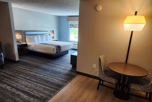 Studiosvit - 1 kingsize-säng - icke-rökare | Sängtillbehör av högsta kvalitet, skrivbord och arbetsyta för laptop