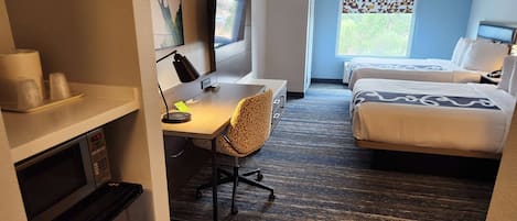 Luxe beddengoed, een bureau, een laptopwerkplek