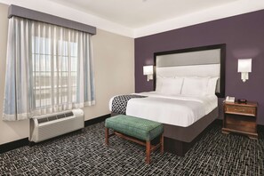 スイート キングベッド 1 台 バリアフリー 禁煙 (Mobility Accessible, Two-Room) | 高級寝具、デスク、遮光カーテン、アイロン / アイロン台