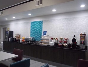 Free daily buffet breakfast - Vista Del Sol Hotel - Rosenberg (Rosenberg)