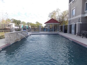 Outdoor pool - Vista Del Sol Hotel - Rosenberg (Rosenberg)