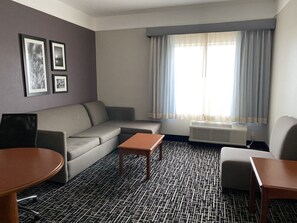 Deluxe Room, 1 King Bed, Non Smoking (Deluxe Executive Room) | Premium bedding, desk, blackout drapes, iron/ironing board - Vista Del Sol Hotel - Rosenberg (Rosenberg)