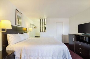 Escritorio, tabla de planchar con plancha, wifi gratis y ropa de cama 
