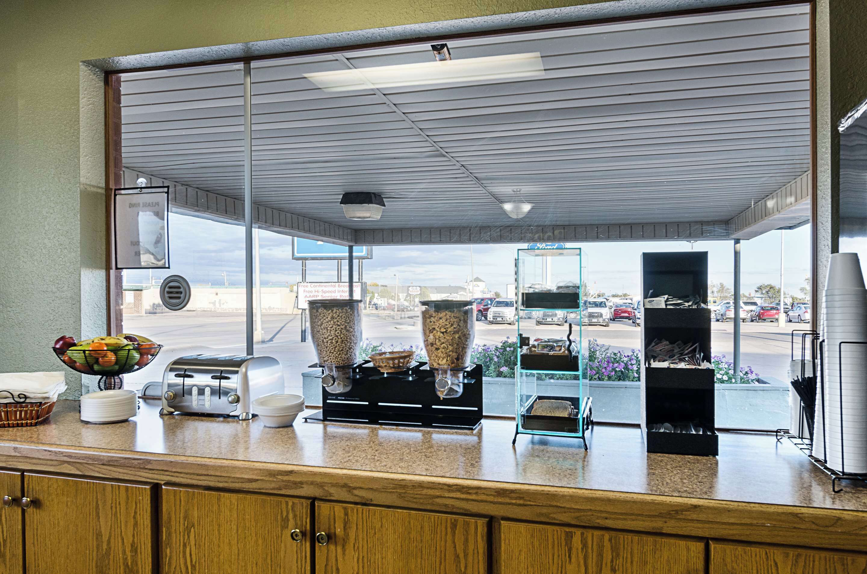 Free continental breakfast 