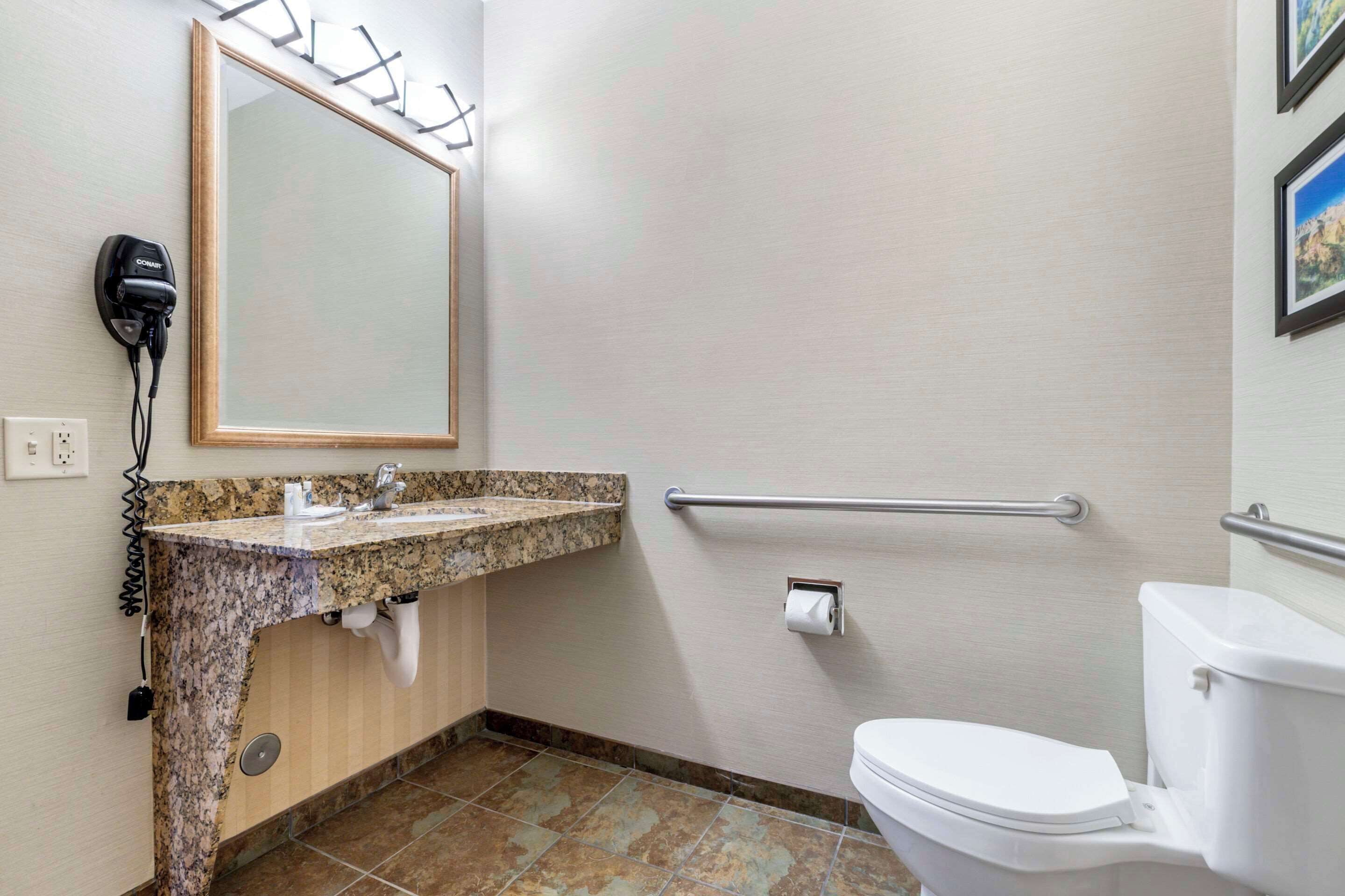 combined shower/bathtub, hair dryer, towels