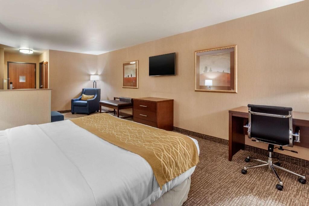 Iron/ironing board, free WiFi, bed sheets, alarm clocks