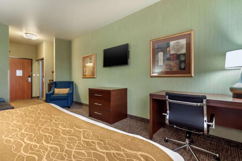 Iron/ironing board, free WiFi, bed sheets, alarm clocks