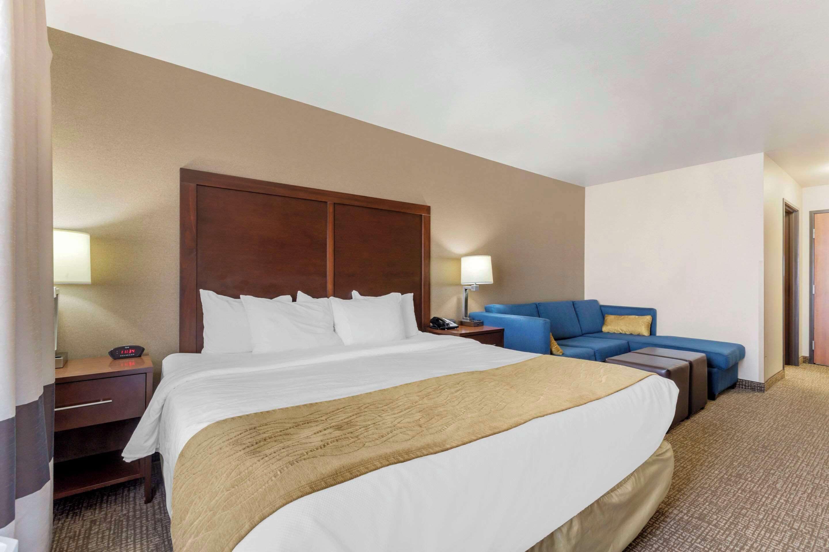 suite, non smoking | iron/ironing board, free wifi, bed sheets, alarm clocks